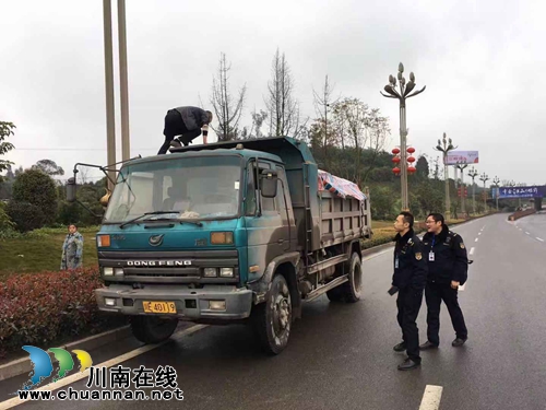 龙马潭区综合行政执法局三举措助力打造“最美机场路”(图1)