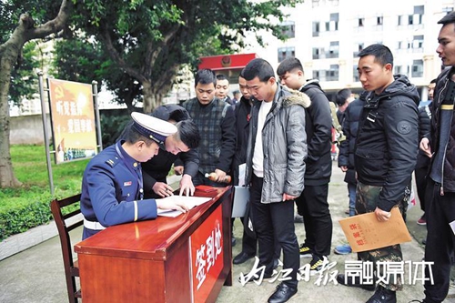 报考消防员&nbsp;244名内江青年向往披上“火焰蓝”(图1)