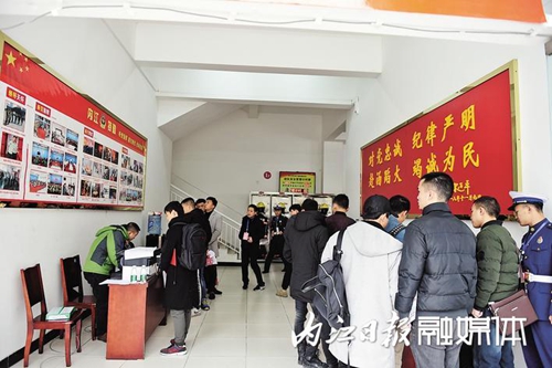 报考消防员&nbsp;244名内江青年向往披上“火焰蓝”(图2)