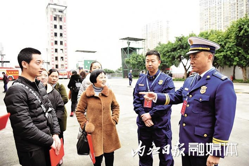 报考消防员&nbsp;244名内江青年向往披上“火焰蓝”(图3)