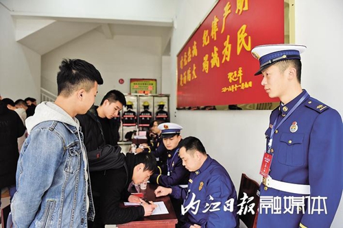 报考消防员&nbsp;244名内江青年向往披上“火焰蓝”(图4)