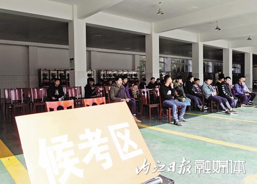 报考消防员&nbsp;244名内江青年向往披上“火焰蓝”(图5)