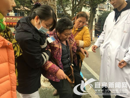 点赞宜宾正能量&nbsp;两路人守护摔倒老人40分钟(图2)