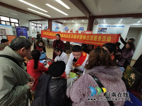 江阳区北城街道：弘扬雷锋精神&nbsp;志愿者在行动(图2)