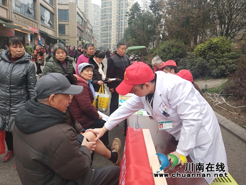 江阳区张坝街道匠心社区：爱心义诊进小区&nbsp;志愿服务暖民心(图1)