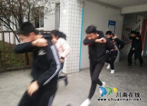 叙永县马岭镇中学开展消防安全应急疏散演练活动(图1)