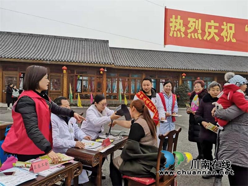 纳溪区渠坝镇卫生院开展3.5学雷锋志愿服务(图2)