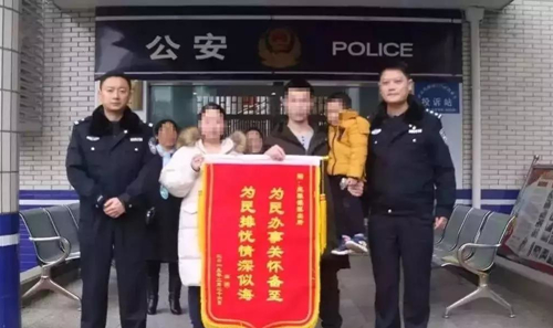 泸州的哥捡个4岁的娃&nbsp;和民警一起助他安全回家(图2)