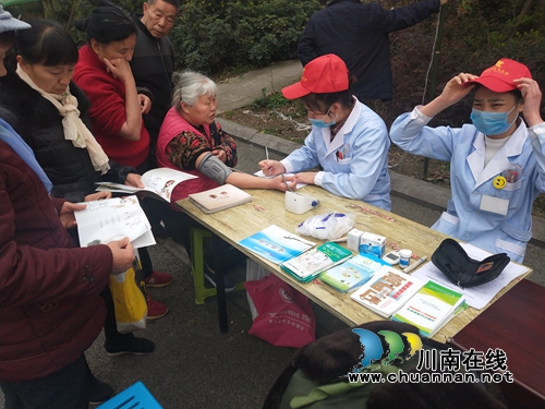 泸州市江阳区张坝街道匠心社区：“党员志愿服务进小区&nbsp;爱心义诊暖民心”(图1)