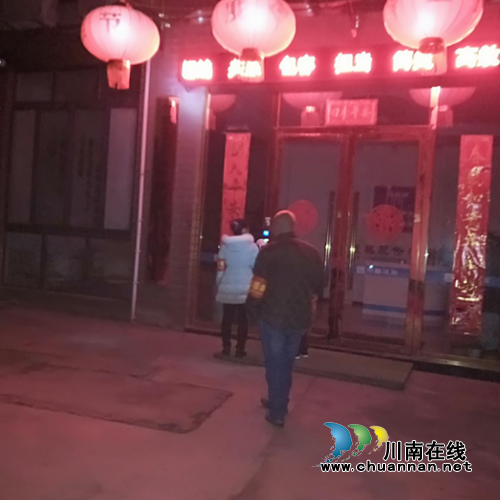 泸州市江阳区张坝街道桂圆林社区开展夜间巡逻(图1) 泸州市江阳区张坝街道桂圆林社区开展夜间巡逻(图1)