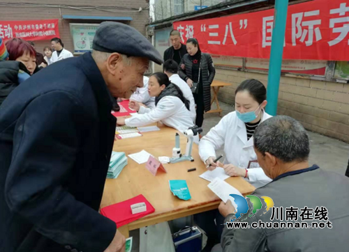 泸州市江阳区张坝街道学雷锋日医疗志愿活动进社区(图1)