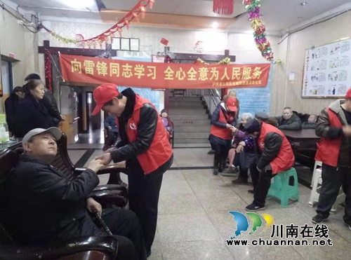 江阳区北城街道濂溪路社区开展“学习雷锋 关爱老人”志愿服务活动(图1) 江阳区北城街道濂溪路社区开展“学习雷锋 关爱老人”志愿服务活动(图1)