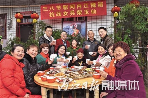 内江：志愿者与98岁抗战女兵共庆“三八”节(图1)