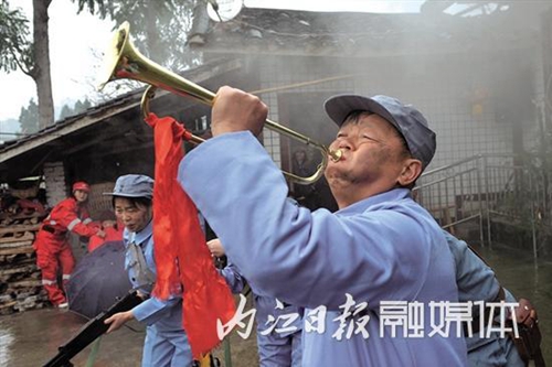 内江：志愿者与98岁抗战女兵共庆“三八”节(图2)