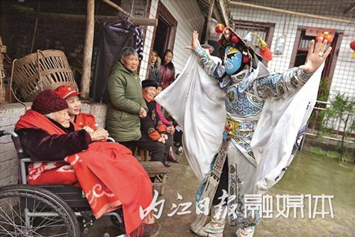 内江：志愿者与98岁抗战女兵共庆“三八”节(图3)