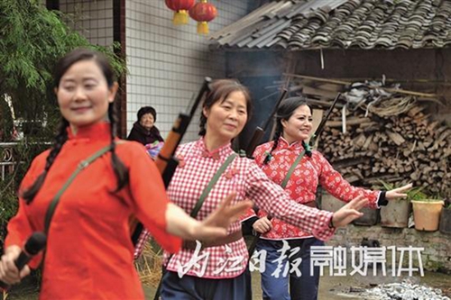 内江：志愿者与98岁抗战女兵共庆“三八”节(图4)