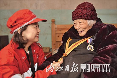 内江：志愿者与98岁抗战女兵共庆“三八”节(图5)