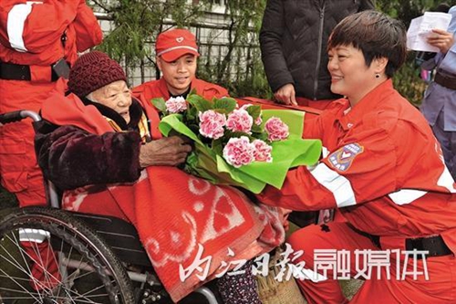 内江：志愿者与98岁抗战女兵共庆“三八”节(图6)