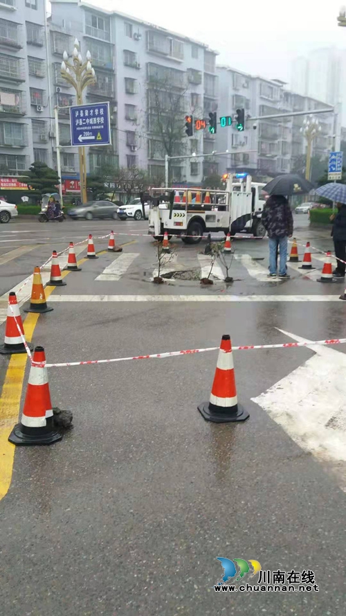 泸县公安局交警大队迅速处置路面塌陷险情(图1) 泸县公安局交警大队迅速处置路面塌陷险情(图1)