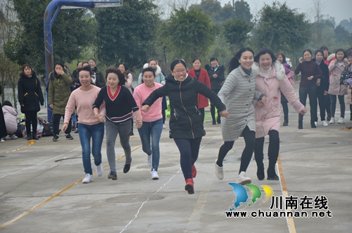 泸县太伏镇开展“三八”妇女节趣味活动(图1)