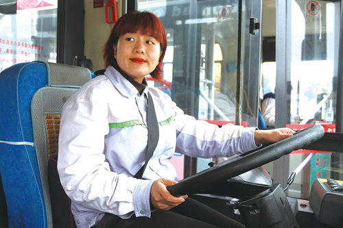 巾帼扬采天地间&nbsp;&nbsp;敢同日月争光辉(图2)