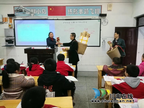 龙马潭:校长上阵 三八节挨个给女教师送花(图2) 龙马潭:校长上阵 三八节挨个给女教师送花(图2)