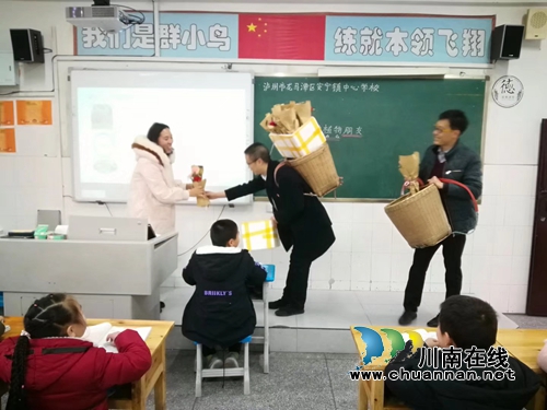 龙马潭:校长上阵 三八节挨个给女教师送花(图1) 龙马潭:校长上阵 三八节挨个给女教师送花(图1)