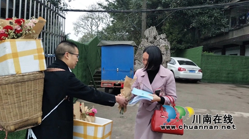 龙马潭:校长上阵 三八节挨个给女教师送花(图3) 龙马潭:校长上阵 三八节挨个给女教师送花(图3)