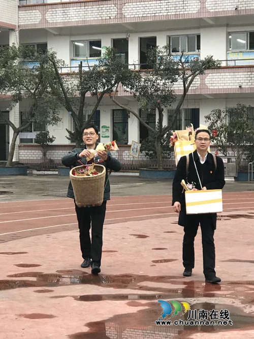 龙马潭:校长上阵 三八节挨个给女教师送花(图4) 龙马潭:校长上阵 三八节挨个给女教师送花(图4)