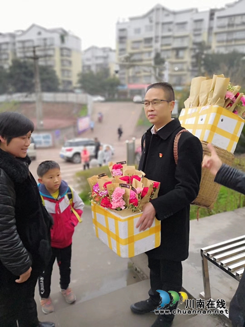 龙马潭:校长上阵 三八节挨个给女教师送花(图5) 龙马潭:校长上阵 三八节挨个给女教师送花(图5)