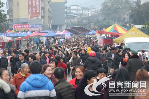 品猪儿粑赏油菜花&nbsp;宜宾玉屏美食文化节开幕(图1)