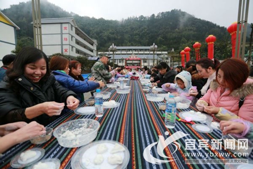 品猪儿粑赏油菜花&nbsp;宜宾玉屏美食文化节开幕(图2)