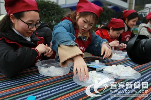 品猪儿粑赏油菜花&nbsp;宜宾玉屏美食文化节开幕(图3)