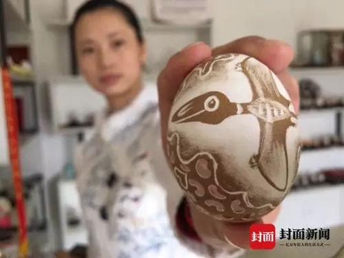 鸡蛋壳雕四大名著 自贡姑娘蛋雕作品震惊老外(图1) 鸡蛋壳雕四大名著 自贡姑娘蛋雕作品震惊老外(图1)