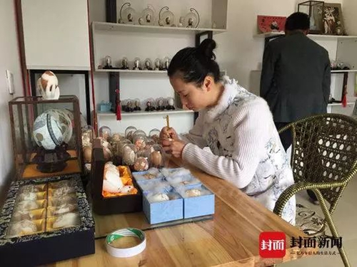 鸡蛋壳雕四大名著 自贡姑娘蛋雕作品震惊老外(图2) 鸡蛋壳雕四大名著 自贡姑娘蛋雕作品震惊老外(图2)