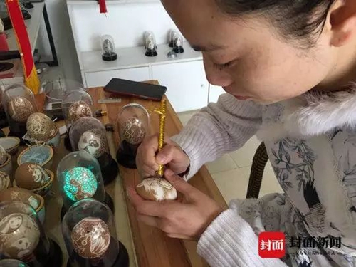 鸡蛋壳雕四大名著 自贡姑娘蛋雕作品震惊老外(图3) 鸡蛋壳雕四大名著 自贡姑娘蛋雕作品震惊老外(图3)
