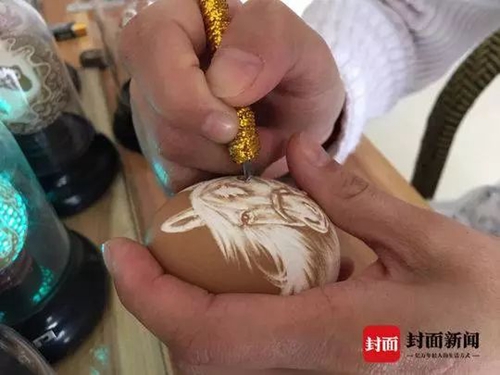 鸡蛋壳雕四大名著 自贡姑娘蛋雕作品震惊老外(图4) 鸡蛋壳雕四大名著 自贡姑娘蛋雕作品震惊老外(图4)