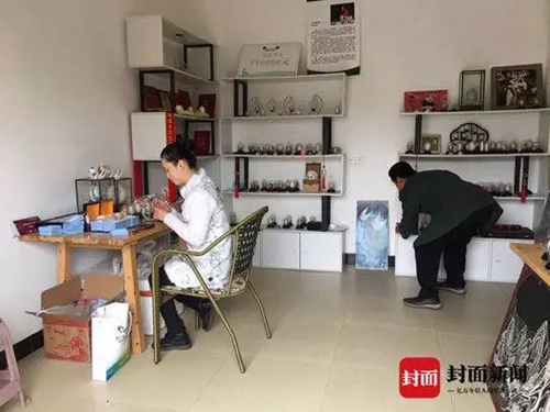 鸡蛋壳雕四大名著 自贡姑娘蛋雕作品震惊老外(图6) 鸡蛋壳雕四大名著 自贡姑娘蛋雕作品震惊老外(图6)