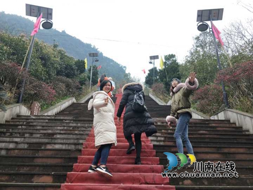 合江九支中学组织女教职工三八节踏青活动(图1)