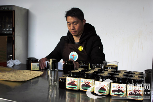 宜宾残疾小伙励志创业&nbsp;双手炼制“稳稳的幸福”(图1)