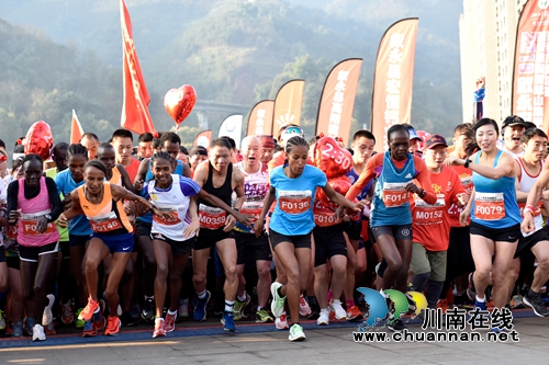 叙永国际山地马拉松开跑&nbsp;五国选手穿越醉美边城(图5)