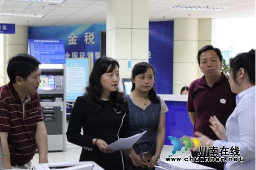 泸州市国土局局长丁跃萍以普通群众身份体验办事流程(图2)