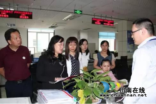 泸州市国土局局长丁跃萍以普通群众身份体验办事流程(图4)