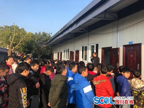 自贡荣县正安学校&nbsp;师生迎来“震后开学第一课”(图1)