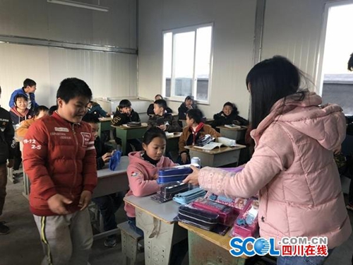 自贡荣县正安学校&nbsp;师生迎来“震后开学第一课”(图2)