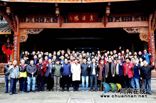 名家云集&nbsp;第16届酒城诗会暨第8届梨花诗会举行(图1)