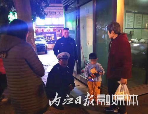 内江娃出门找妈妈迷路 热心人民警接力送他回家(图1)