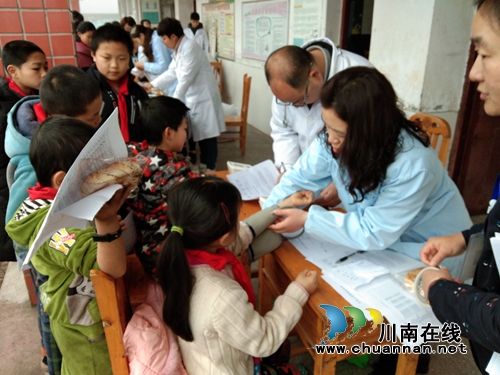 纳溪区龙车镇小学开展学生健康体检(图1)