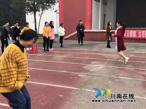 泸县立石镇云锦镇联合开展“巾帼奋进新时代”知识竞赛暨妇女素质提升活动(图1)