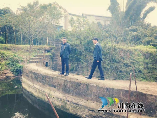 泸县太伏镇党委书记开展河长巡河工作(图1)